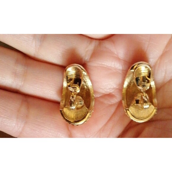 VTG Monet Bird Feather Texture Gold Tone CHUNKY EARRINGS Clip On - Picture 3 of 3